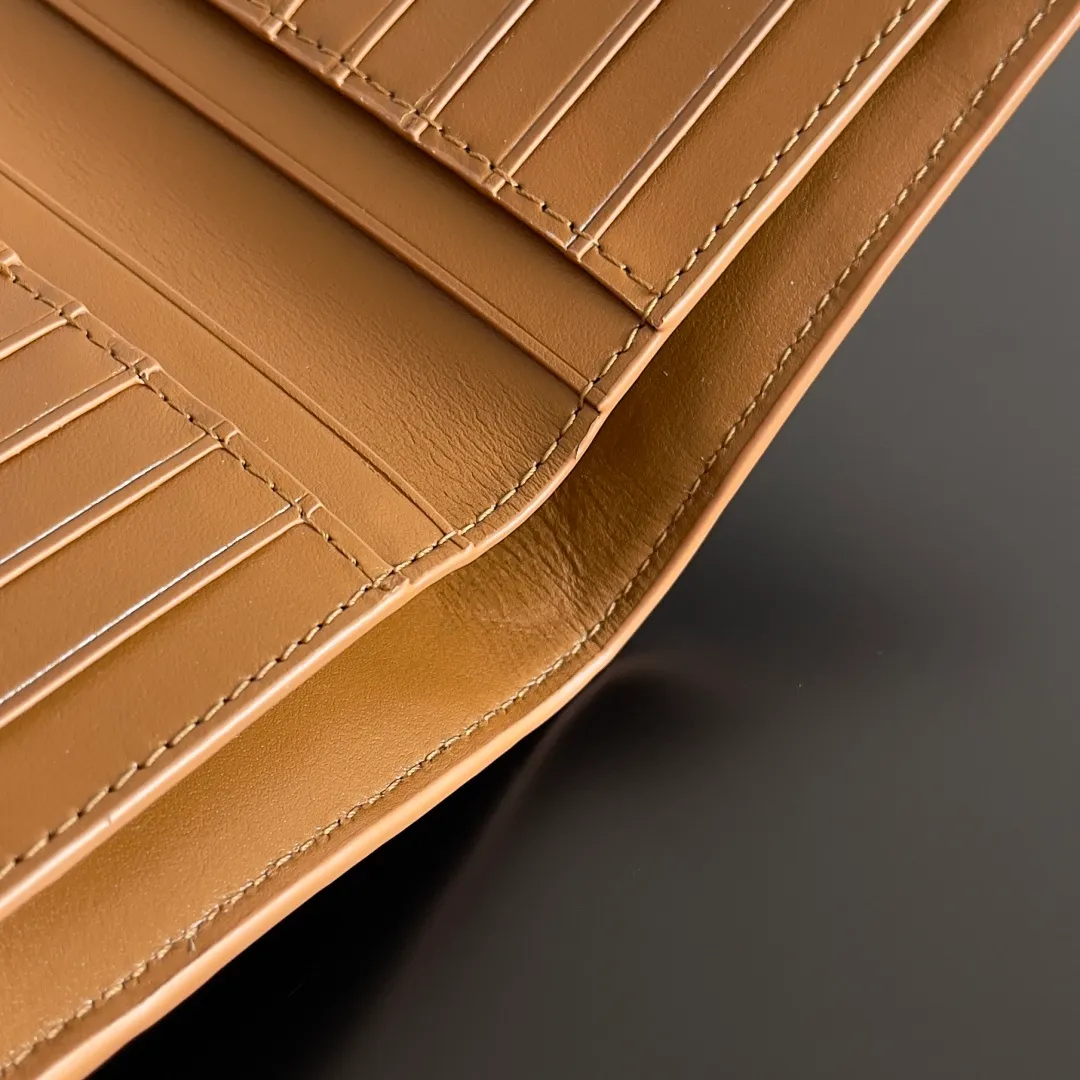 Batch 960 of BOTTEGA VENETA’s new woven small wallets are now shipping! ! ! 🥰🥰Made of carefully selected first-layer sheepskin fabric, this small luxury wallet has an elegant appearance and is also full of practicality. It can store change, driver's license and various cards at the same time. It is so small that it can be put in your pocket and carried with you. It is really convenient [Applause][Applause] Style No.: 667468 Size: 14.5*9.3*2cm